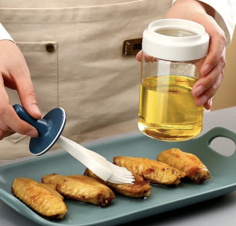 Oil bottle with silicone brush